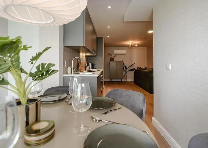 Haya Seaview - The Cinema Daire Lahey